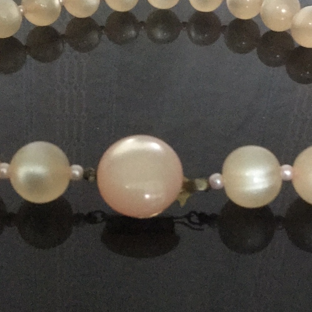Vtg. 17” 1950’s Pink Moonglow Necklace W/30 Beads - Picture 4 of 7